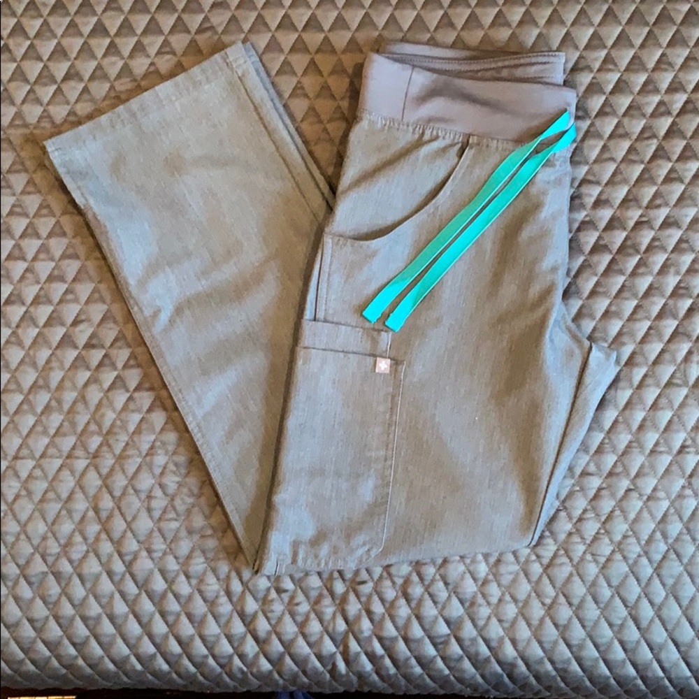 Figs Kade Cargo graphite scrub bottoms petite XS